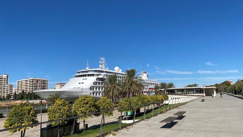 The arrival of cruise ships and megayachts continues to grow in the city of Seville. The Silver Shadow ship arrives in Seville.