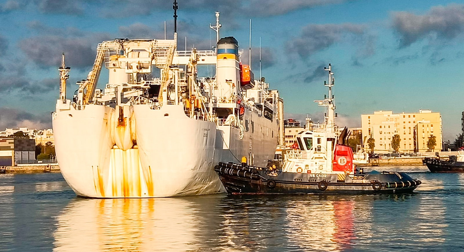 Lamaignere Shipping dispatches a major US military vessel at the Port of Cádiz.