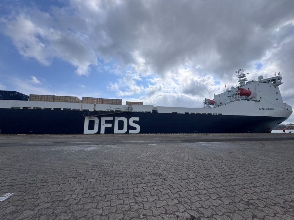 BOTNIA SEAWAYS bunkering and container discharge